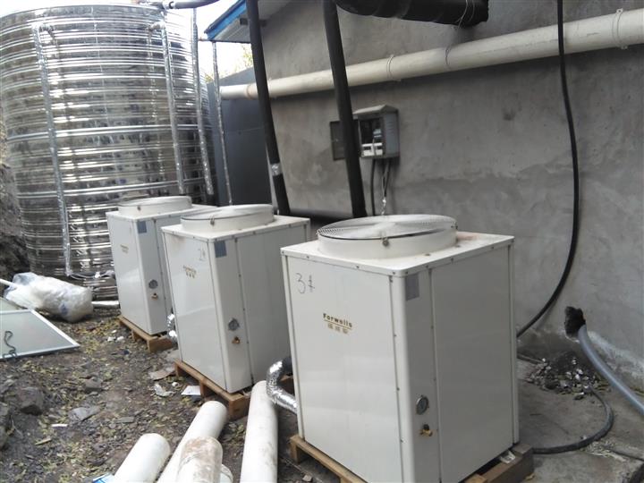 空氣能熱水器工程為什么要設(shè)置定溫度補水？